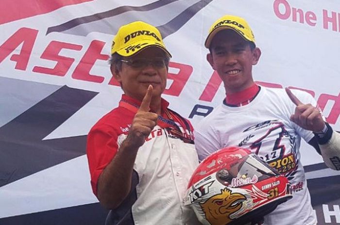 Pebalap AHRT Indonesia, Gerry Salim (kanan), berpose setelah memastikan diri sebagai juara ARRC 2017 di Sirkuit Buriram, Thailand, Sabtu (2/12/2017).