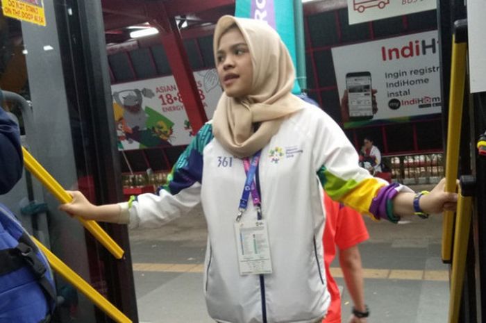 Seorang volunteer Asian Games 2018 sedang bertugas di dalam shuttle bus Gelora Bung Karno,  Jakarta