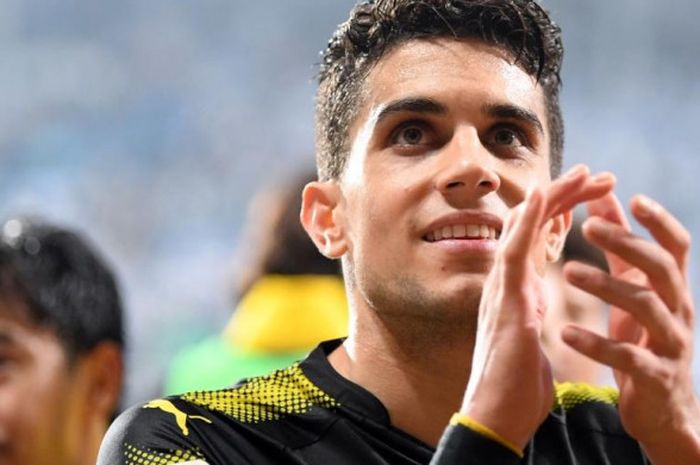 Marc Bartra memberikan aplaus kepada fans Borussia Dortmund setelah menghadapi Magdeburg dalam partai Piala Jerman di Magdeburg, 24 Oktober 2017.