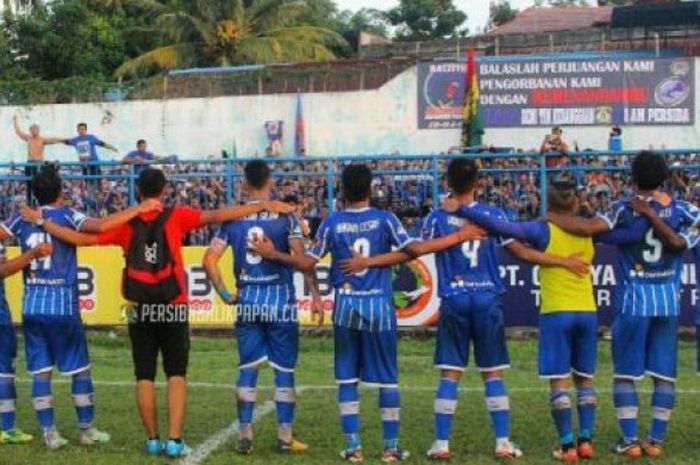 Pemain Persiba Balikpapan menyambut Balistik, pendukung fanatik Persiba Balikpapan.