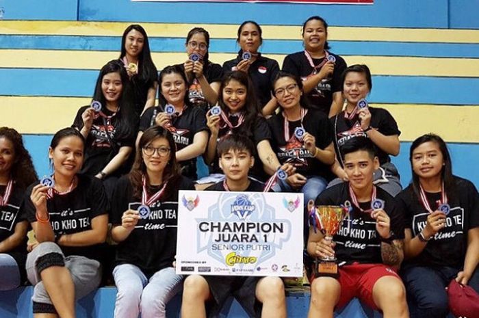 Tim bola basket putri Tenaga Baru berpose setelah menjuarai turnamen Vois Cup, Sabtu (20/1/2018).