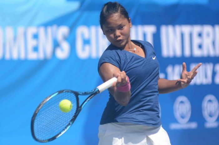 Petenis tunggal putri Indonesia, Rifanty Kahfiani, yang berlaga di turnamen PT PP Women's Circuit International Tennis 2018 yang digelar di Stadion Manahan, Solo, Jawa Tengah, 7-14 Juli 2018. 