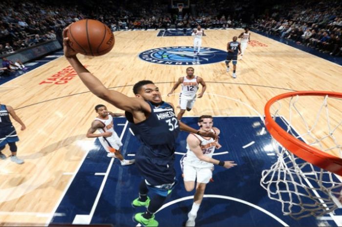 Pemain Minnesota Timberwolves, Karl Anthony-Towns (jersey biru tua #32) saat akan melakukan dunk dalam laga lanjutan NBA melawan Phoenix Suns, Minggu (26/11/2017) waktu Amerika Serikat.