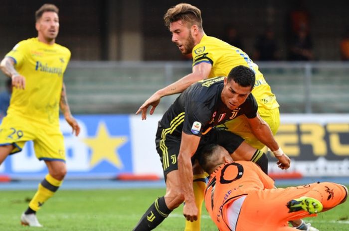 Megabintang Juventus, Cristiano Ronaldo, berbenturan dengan kiper Chievo, Stefano Sorrentino, dalam laga Liga Italia di Stadion Marcantonio Bentegodi, Verona pada 18 Agustus 2018.