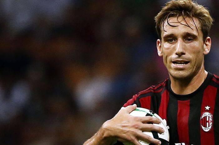 Ekspresi gelandang AC Milan, Lucas Biglia, saat tampil melawan Cagliari dalam laga lanjutan Liga Italia 2017-2018 di Stadion Giuseppe Meazza, Milan, Italia, pada 27 Agustus 2017.