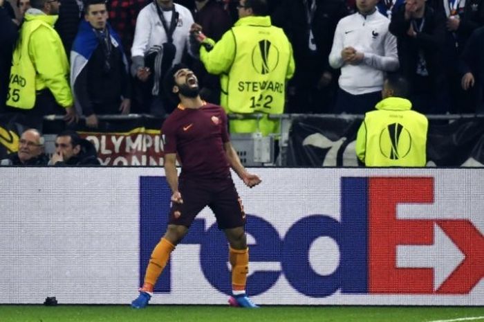   Luapan kegembiraan pemain AS Roma, Mohamed Salah, seusai mencetak gol ke gawang Lyon pada partai Liga Europa di Parc Olympique Lyonnais, Kamis (9/3/2017)  