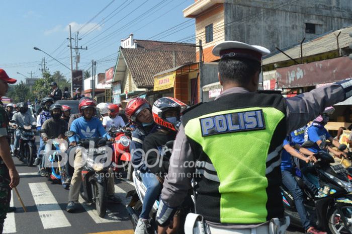 Kepolisian Resor Magelang memperketat keamanan di area perempatan Secang, Magelang, saat laga PSIS Semarang kontra Persebaya Surabaya (Minggu 22/7/2018).