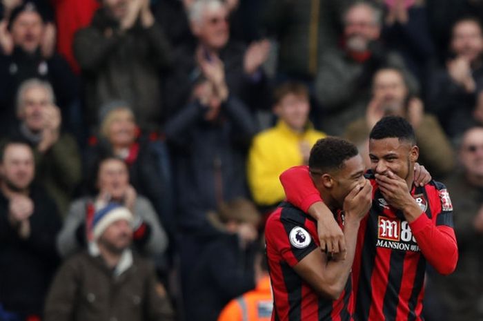 Gelandang Bournemouth, Jordon Ibe (kiri), merayakan golnya bersama Lys Mousset dalam laga Liga Inggris kontra Arsenal di Stadion Vitality, Bournemouth, pada 14 Januari 2018.