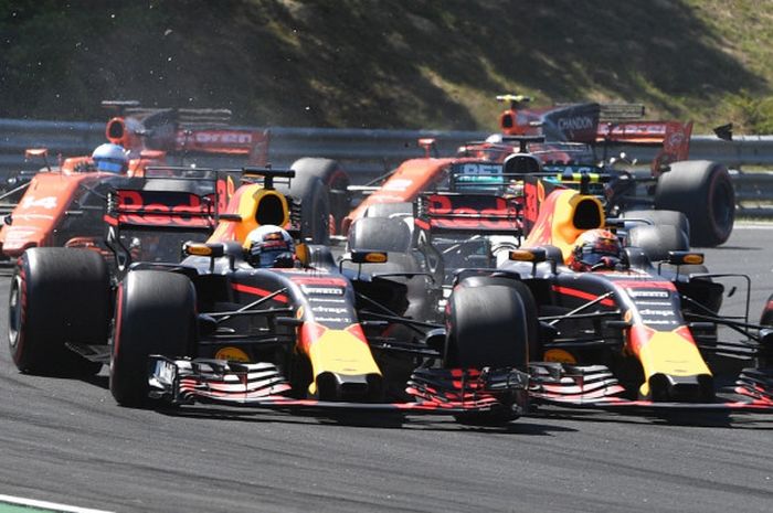 Pebalap Red Bull Racing asal Australia, Daniel Ricciardo (kiri) dan rekan setimnya Max Verstappen, menjalani balapan GP Hungaria di Hungaroring, Budapest, Minggu (30/7/2017).