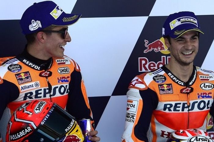 Dua pebalap Repsol Honda Team, Marc Marquez (kiri) dan Dani Pedrosa berpose di atas podium seusai balapan GP Spanyol di Sirkuit Jerez, 6 Mei 2017.