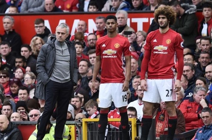 Manajer Manchester United, Jose Mourinho (kiri), bersiap memasukkan Marcus Rashford dan Marouane Fellaini (kanan) dalam laga Premier League kontra Bournemouth di Stadion Old Trafford, Manchester, Inggris, pada 4 Maret 2017.