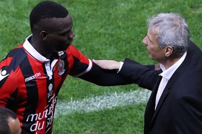 Mario Balotelli berbincang dengan pelatih Nice, Lucien Favre, saat ditarik keluar pada pertandingan kontra Lyon, Sabtu (15/10/2016). 