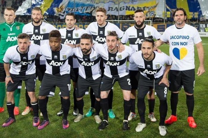 Kapten Alessandro Lucarelli (berdiri kanan) bersama skuat Parma jelang laga kontra tamunya Modena pada pekan ke-20 Lega Pro 2016-2017 di Stadion Enio Tardini, Sabtu (24/12/2016). 