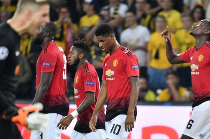 Paul Pogba (kanan) merayakan gol untuk Manchester United ke gawang Young Boys dalam partai Liga Champions di Stade de Suisse, Bern, 19 September 2018.