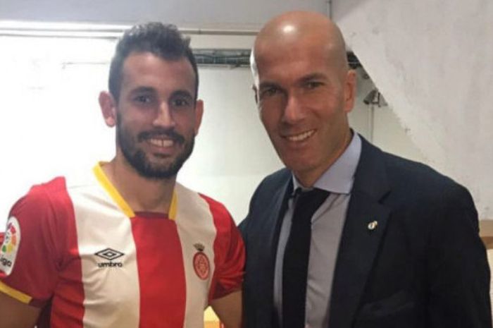 Striker Girona, Cristhian Stuani, berfoto bareng pelatih Real Madrid, Zinedine Zidane