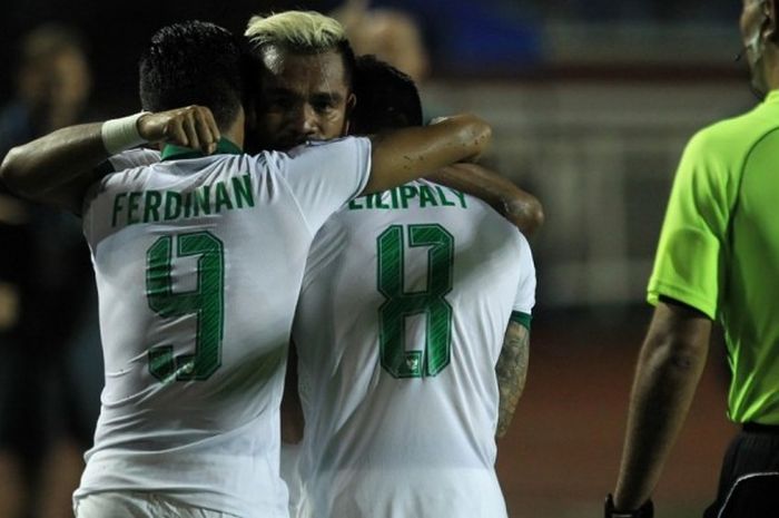 Ferdinan Sinaga, Stefano Lilipaly, dan Zulham Zamrun saling memeluk untuk merayakan keberhasilan Indonesia lolos ke semifinal Piala AFF seusai menang 2-1 atas Singapura di Stadion Stadion Rizal Memorial, Jumat (25/11/2016) malam WIB.