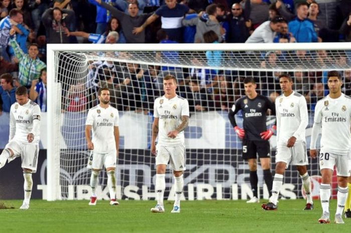 Ekspresi kekecewaan pemain Real Madrid setelah ditaklukkan Deportivo Alaves dalam partai Liga Spanyol di Stadion Mendizorroza, Vitoria, 6 Oktober 2018.