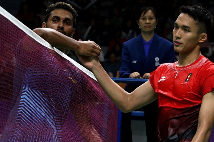  Pebulu tangkis tunggal putra Indonesia, Jonatan Christie, bersalaman dengan HS Prannoy usai berlaga di babak perempat final kategori beregu putra Asian Games 2018 antara Indonesia dan India, di Istora Senayan, Jakarta, Senin (20/8/2018). 