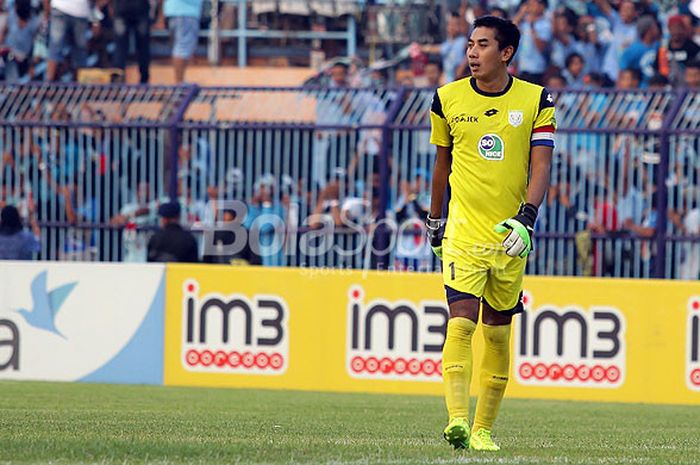 Kiper Persela Lamongan, Choirul Huda, saat tampil melawan Arema FC dalam laga pekan ke-7 Liga 1 di Stadion Surajaya Lamongan, Jawa Timur, Minggu (21/05/2017) sore.