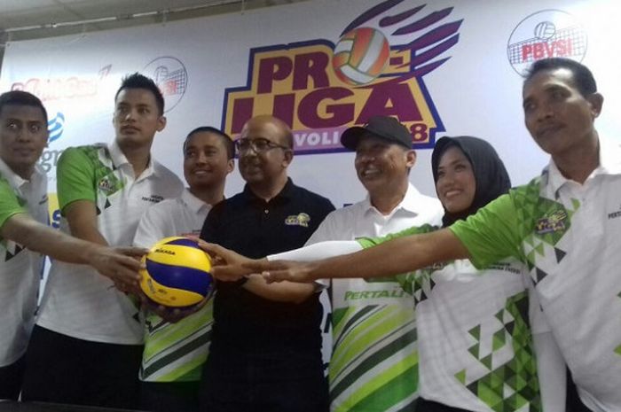 Tim bola voli Jakarta Pertamina Energi berpose dengan Direktur Proliga Hanny Surkatty (tengah) dalam konferensi pers jelang seri I Proliga 2018. Pertamina menjadi tuan rumah pada putaran 1 seri 1 Proliga 2018 di GOR UNY Yogyakarta, Kamis (18/1/2018).