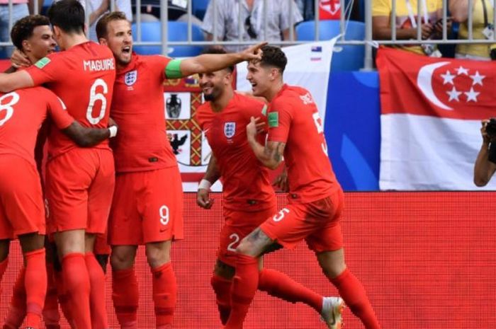     Para pemain timnas Inggris merayakan gol Dele Alli (kiri) ke gawang Swedia dalam partai perempat final Piala Dunia 2018 di Samara Arena, 7 Juli 2018.    