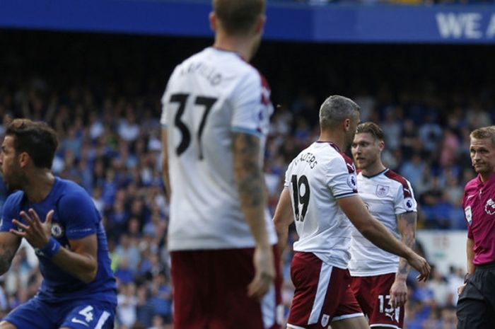 Cesc Fabregas diganjar kartu merah saat Chelsea kalah 2-3 dari Burnley pada partai Liga Inggris di Stadion Stamford Bridge, Sabtu (12/8/2017).