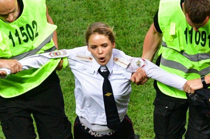 Salah satu anggota Pussy Riot digelandang petugas keamanan saat laga final Piala Dunia 2018 antara Prancis dan Kroasia di Stadion Luzhniki, Minggu (15/7/2018)