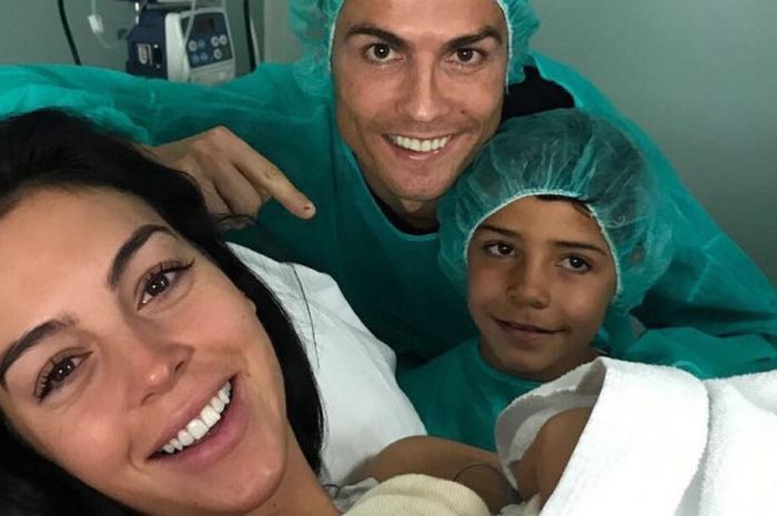 Georgina Rodriguez melahirkan seorang putri cantik bernama Alana Martina, Minggu (12/11/2017).