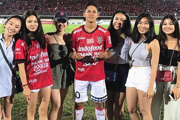 Adellene Tanuri (ke-2 dari kiri) dkk tengah berfoto dengan salah satu pemain Bali United, Irfan Bachdim di Stadion I Wayan Dipta, Bali.