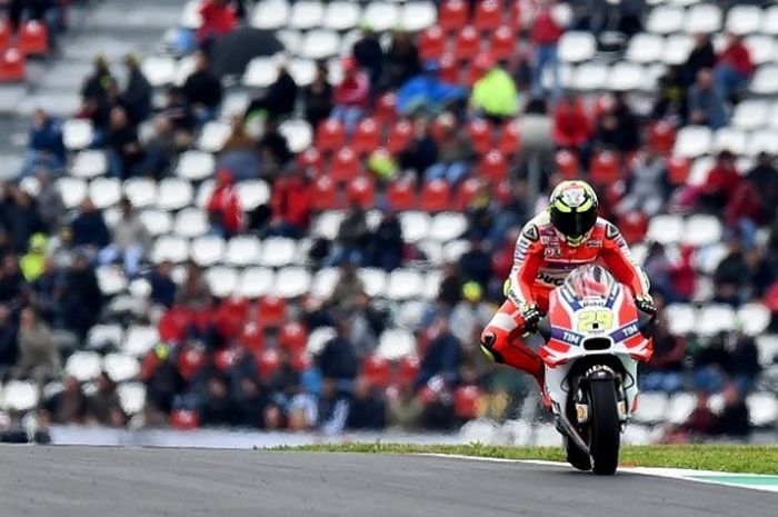 Pebalap Ducati, Andrea Iannone, sedang memacu Desmosidici GP16, ketika menjalani sesi latihan bebas kedua GP Italia di Sirkuit Mugello, Italia, Jumat (20/5/2016).