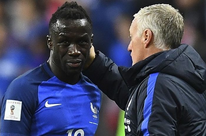 Ekspresi bek tim nasional Prancis, Bacary Sagna, saat mengalami cedera dalam pertandingan kualifikasi Piala Dunia 2018 menghadapi Bulgaria di Stade de France, Paris, Prancis, pada Jumat (7/10/2016).