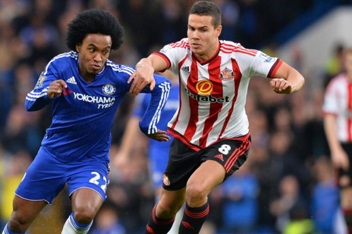 Aksi gelandang Sunderland, Jack Rodwell (kanan), berduel dengan pemain Chelsea, Willian Borges, dalam pertandingan Liga Inggris 2015-2016 di Stadion Stamford Bridge, London, Inggris, pada 19 Desember 2015.