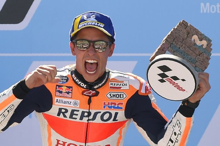 Pebalap Repsol Honda, Marc Marquez, melakukan selebrasi di atas podium kampiun MotoGP Aragon 2018. Marquez menjadi juara setelah finis paling depan pada balapan di MotorLand Aragon, Spanyol, Minggu (23/9/2018).