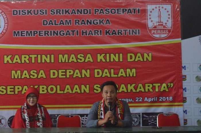  Bunda Pasoepati, Kris Pujiatni (kiri) dan Wakil Presiden Pasoepati, Surya Panca (kanan) dalam acara diskusi Srikandi Pasoepati di Balai Persis, Minggu (22/4/2018). 