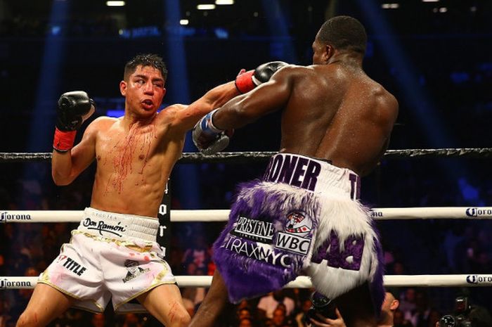 Petinju Jessie Vargas (kiri) memukul Adrian Broner dalam pertarungan mereka di Barclays Center, New York, 21 April 2018.