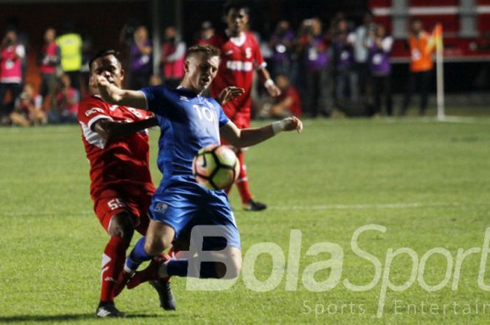 Pemain Indonesia Selection, Manahati Lestusen, berduel dengan pemain timnas Islandia, Albert Gudmundsson, pada laga persahabatan di Stadion Maguwoharjo, Sleman, Kamis (11/1/2018).