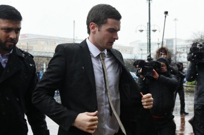 Pesepakbola Adam Johnson tiba di pengadilan Bradford Crown Court, Inggris, Rabu (2/3/2016). Ia dinyatakan bersalah dalam kasus pelecehan seksual terhadap anak di bawah umur yang terjadi pada Januari 2015. 