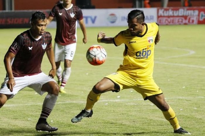 Penyerang Mitra Kukar, Zulham Zamrun (kanan) berebut bola dengan gelandang Persegres, Gusti Rustiawan pada laga perdana kedua tim pada Piala Presiden 2017 di Stadion Maguwoharjo, Sleman, Sabtu (4/2/2017) malam. 