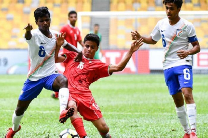 Striker Timnas U-16 India Bekey Oram (kiri) berebut bola dengan gelandang Timnas U-16 Iran Vahid Namdari dalam duel penyisihan Grup C Piala Asia U-16 2018 di Stadion Nasional Bukit Jalil, Kuala Lumpur, Malaysia, Senin (24/9/2018) sore WIB.  