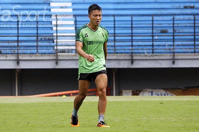 Arthur Irawan saat mengikuti latihan rutin Persebaya.