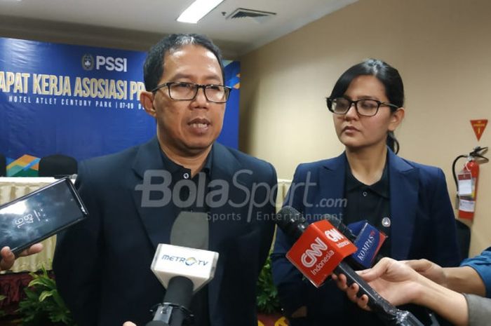 Wakil Ketua Umum dan Sekjen PSSI, Joko Driyono serta Ratu Tisha Destria menjawab pertanyaan wartawan di Hotel Atlet Century, Jakarta, Sabtu (8/12/2018).