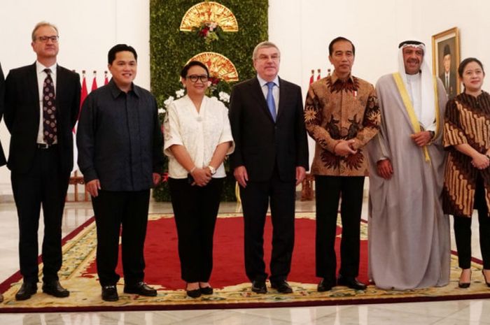 Presiden Jokowi berfoto bersama Ketua IOC dan OCA usai memberikan keterangan pers Istana Kepresidenan Bogor, Jawa Barat (1/9/2018)