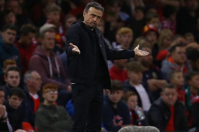 Luis Enrique memberikan instruksi dalam partai uji coba timnas Spanyol di markas Wales, The Principality Stadium, Cardiff, 11 Oktober 2018.