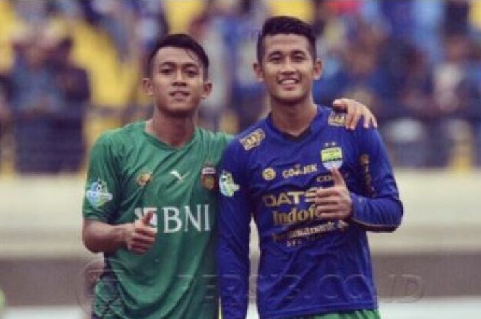 Putu Gede Juni Antara dan Febri Hariyadi bertukar jersey usai pertandingan