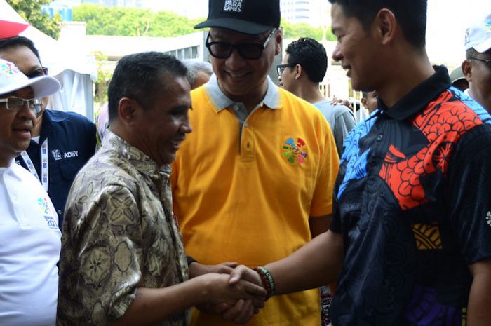 Ketua Umum INAPGOC, Raja Sapta Oktohari menyambut Menteri Sosial, Agus Gumiwang Kartasasmita (tengah) dan penyandang disabilitas dalam acara Visit Venue di Istora GBK, Senayan, Jakarta, Jumat (28/9/2018). Persiapan Venue Asian Para Games 2018.