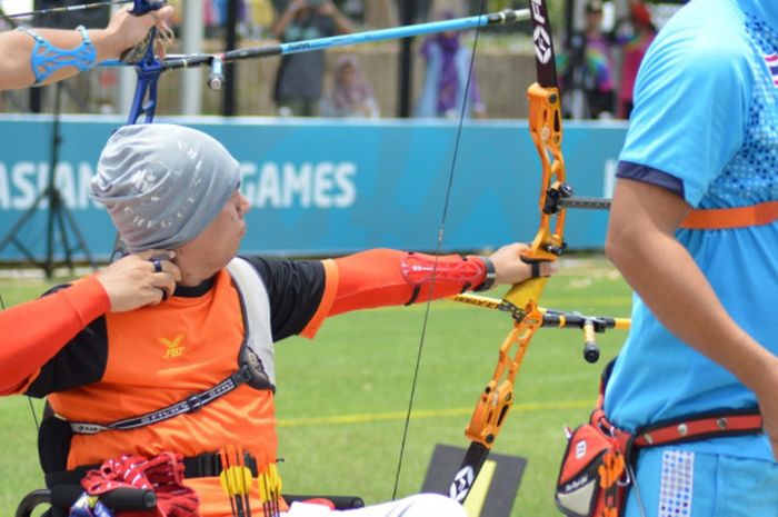 Atlet cabor panahan asal Bhutan, Pema Rigsel, menarik busur saat kualifikasi recurve open di lapangan panahan Gelora Bung Karno, Jakarta, Minggu (7/10/2018).