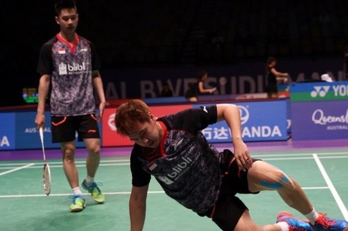 Pasangan ganda putra Indonesia, Marcus Fernaldi Gideon (kanan) dan Kevin Sanjaya Sukamuljo, tampil pada laga penyisihan grup Piala Sudirman 2017 kontra Mathias Boe/Carsten Mogensen (Denmark), di Gold Coast Sports & Leisure Centre, Rabu (24/5/2017).