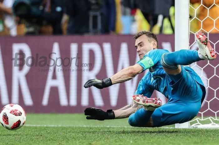 Aksi heroik kiper Rusia, Igor Akinfeev, saat adu tendangan penalti melawan Spanyol di babak 16 besar Piala Dunia 2018 di Stadion Luzhniki, Minggu (1/6/2018).