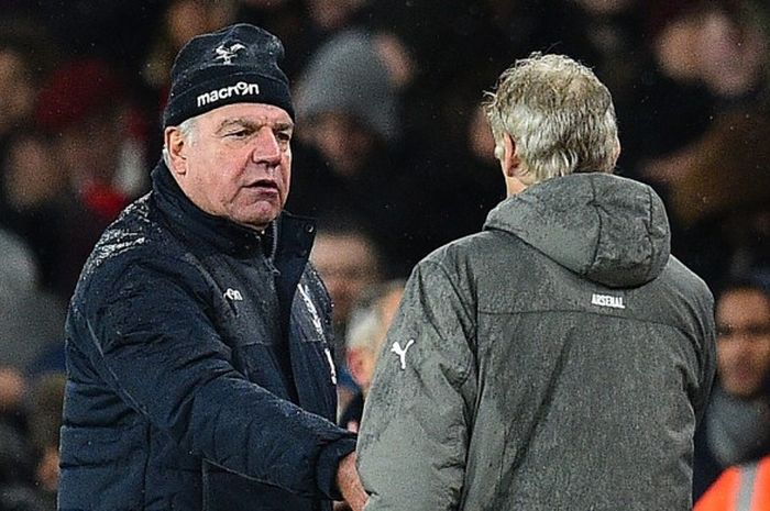 Manajer Crystal Palace, Sam Allardyce (kiri) bersama Arsene Wenger di Stadion Emirates, London, pada 1 Januari 2017. Arsenal menang 2-0.