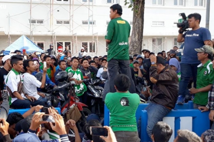 Andie menyampaikan hasil mediasi antara perwakilan Bonek dengan ketua Pencak silat PSHT